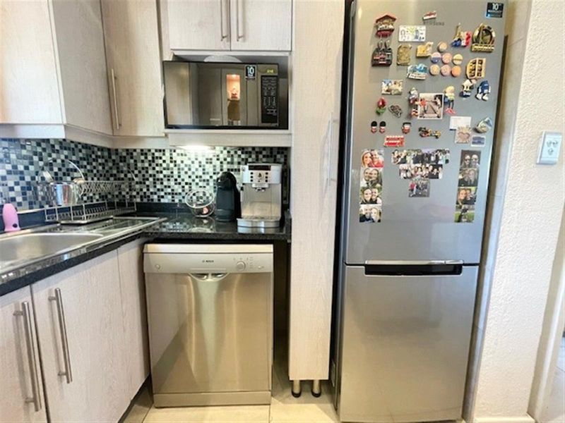 Renovated 2-Bedroom Loft Apartment with 2 Balconies - Photo 9