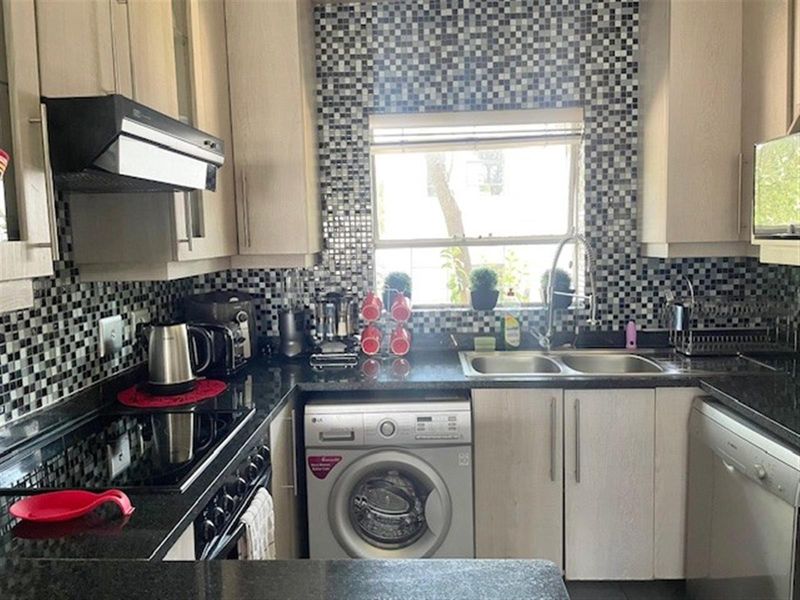 Renovated 2-Bedroom Loft Apartment with 2 Balconies - Photo 8