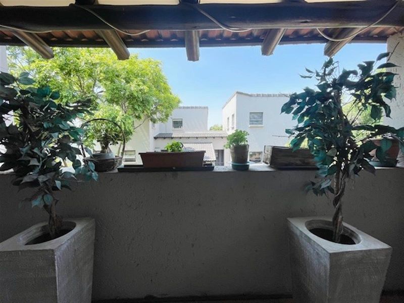 Renovated 2-Bedroom Loft Apartment with 2 Balconies - Photo 6