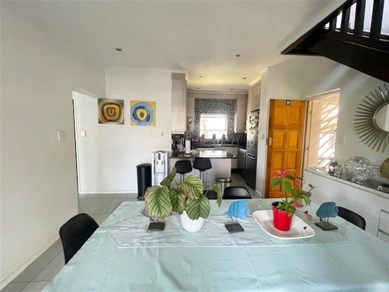 Renovated 2-Bedroom Loft Apartment with 2 Balconies - Photo 3