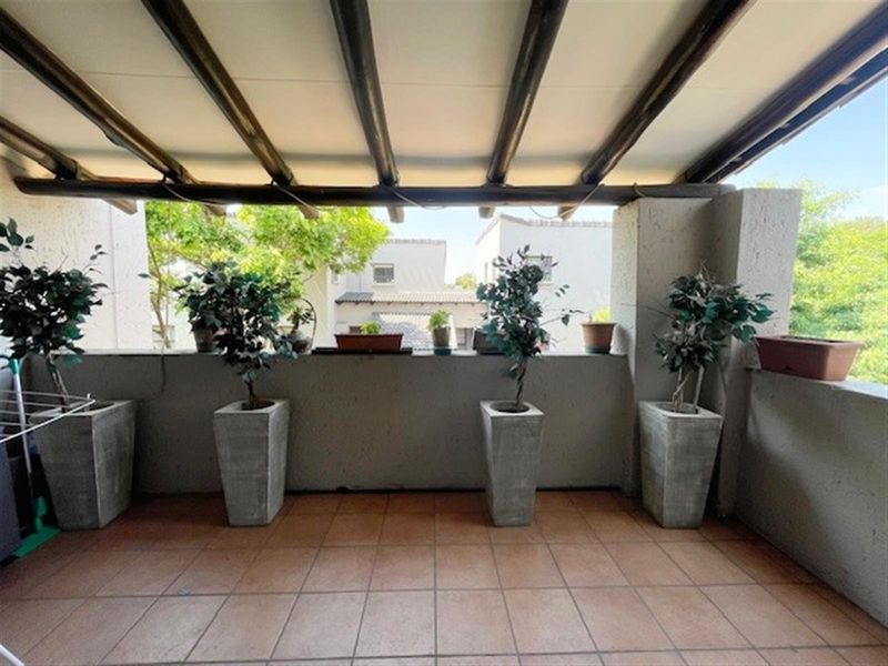 Renovated 2-Bedroom Loft Apartment with 2 Balconies - Photo 5