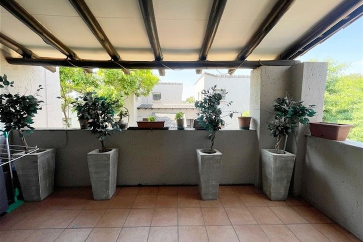 Renovated 2-Bedroom Loft Apartment with 2 Balconies - Photo 5