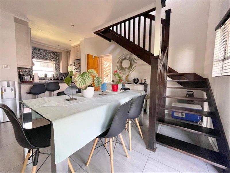 Renovated 2-Bedroom Loft Apartment with 2 Balconies - Photo 4