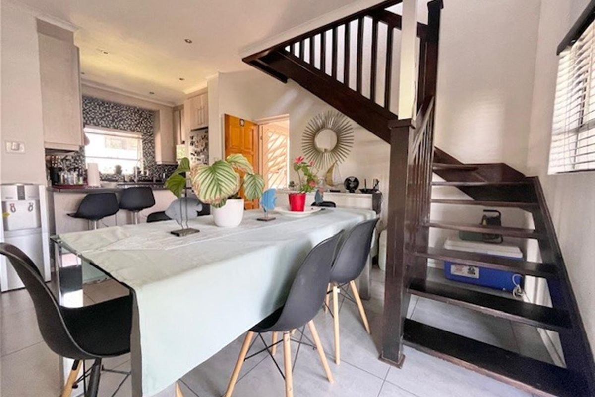 Renovated 2-Bedroom Loft Apartment with 2 Balconies - Photo 4