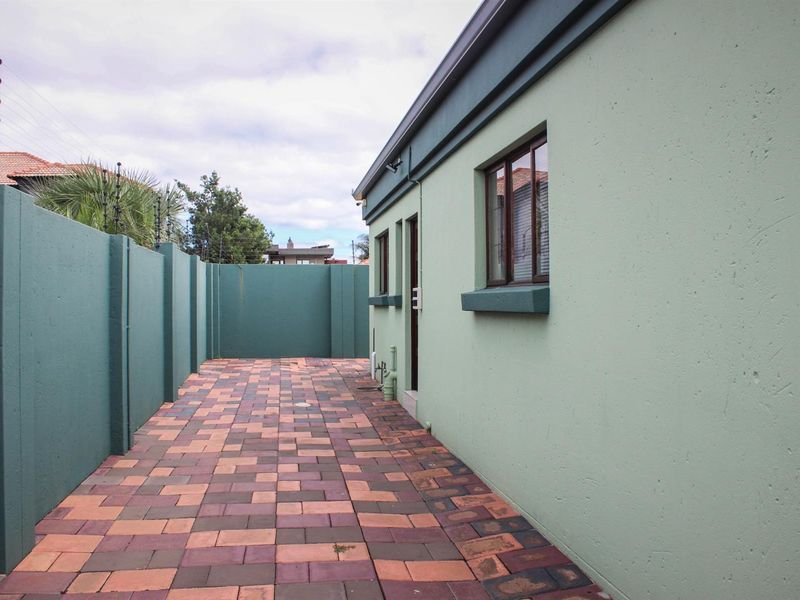 Modern Elegance Meets Ultimate Comfort – Exquisite 3-Bedroom Home in a Prime Location - Photo 7