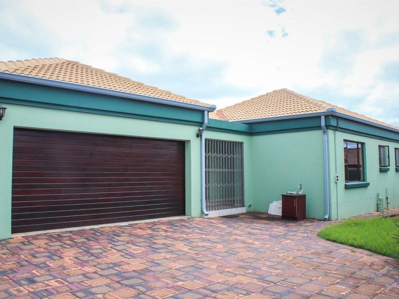Modern Elegance Meets Ultimate Comfort - Exquisite 3-Bedroom Home in a Prime Location - Photo 1