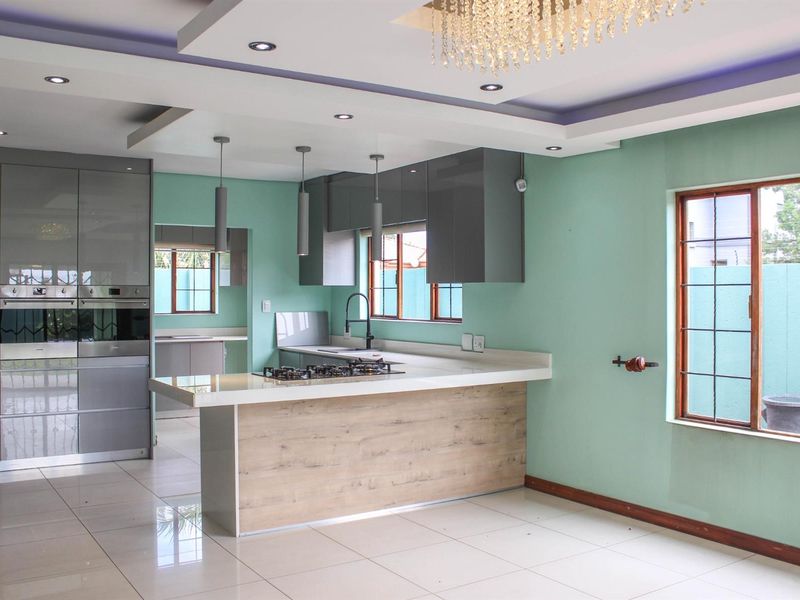 Modern Elegance Meets Ultimate Comfort - Exquisite 3-Bedroom Home in a Prime Location - Photo 8