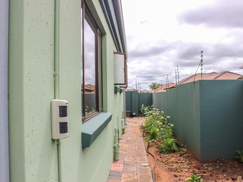 Modern Elegance Meets Ultimate Comfort - Exquisite 3-Bedroom Home in a Prime Location - Photo 6