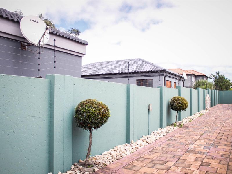 Modern Elegance Meets Ultimate Comfort - Exquisite 3-Bedroom Home in a Prime Location - Photo 4