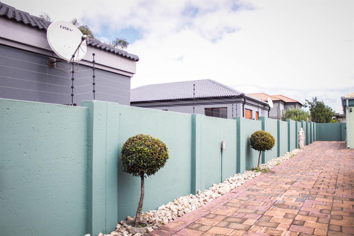 Modern Elegance Meets Ultimate Comfort - Exquisite 3-Bedroom Home in a Prime Location - Photo 4