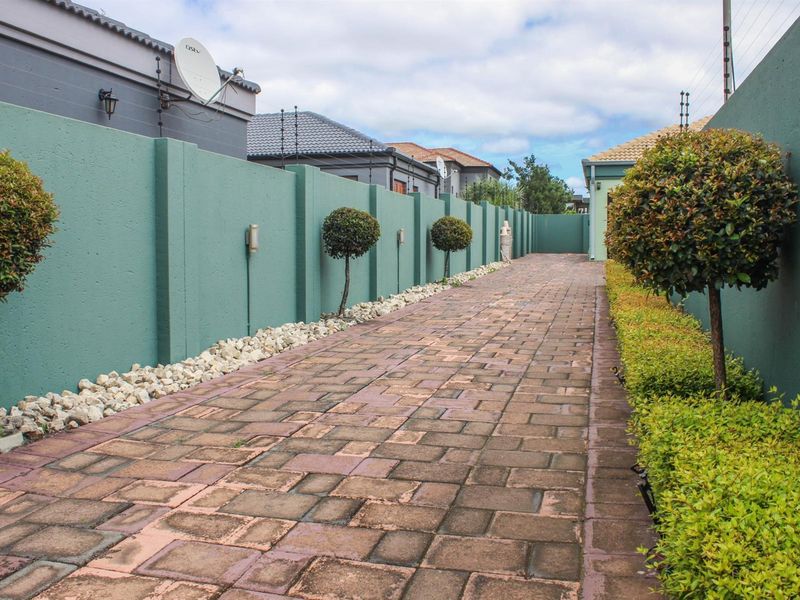 Modern Elegance Meets Ultimate Comfort - Exquisite 3-Bedroom Home in a Prime Location - Photo 3