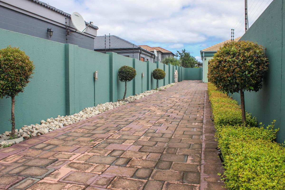 Modern Elegance Meets Ultimate Comfort - Exquisite 3-Bedroom Home in a Prime Location - Photo 3