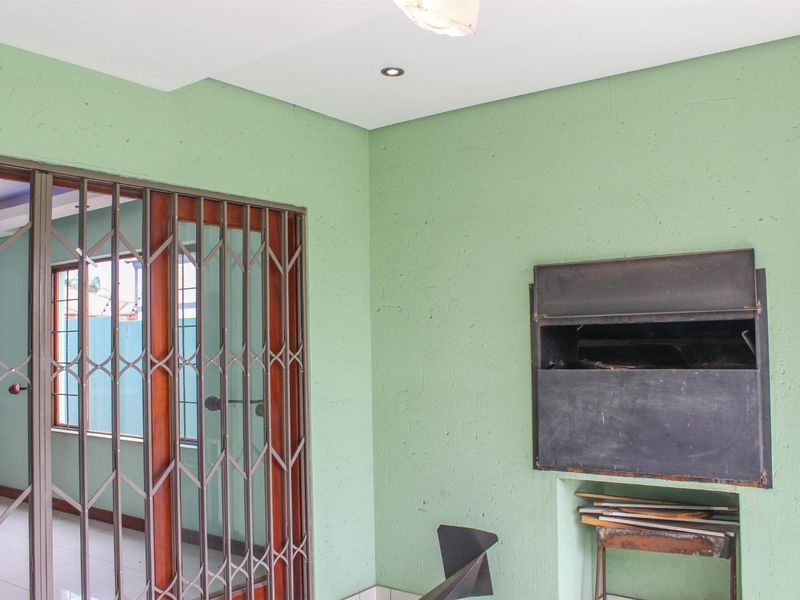 Modern Elegance Meets Ultimate Comfort - Exquisite 3-Bedroom Home in a Prime Location - Photo 5