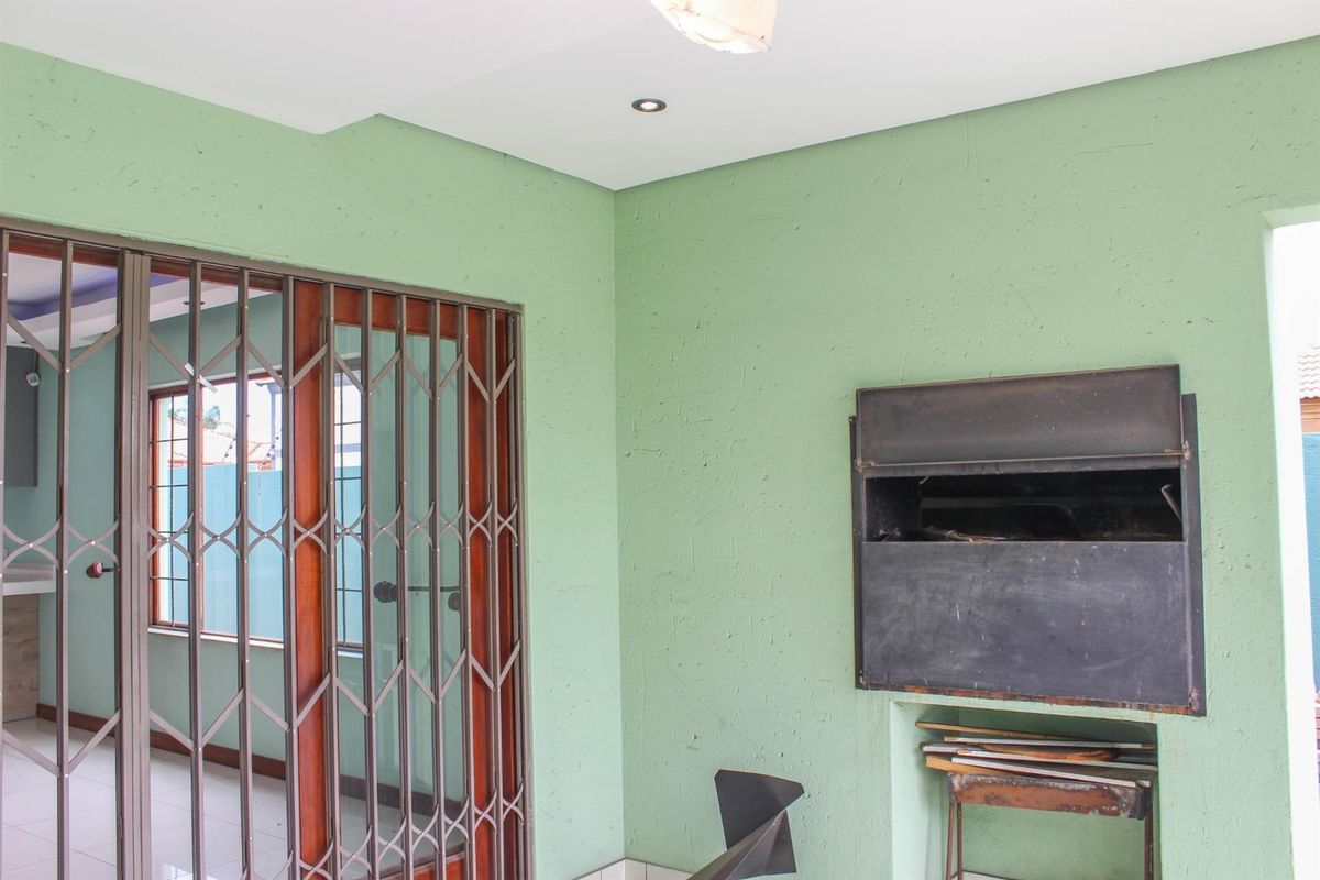 Modern Elegance Meets Ultimate Comfort - Exquisite 3-Bedroom Home in a Prime Location - Photo 5