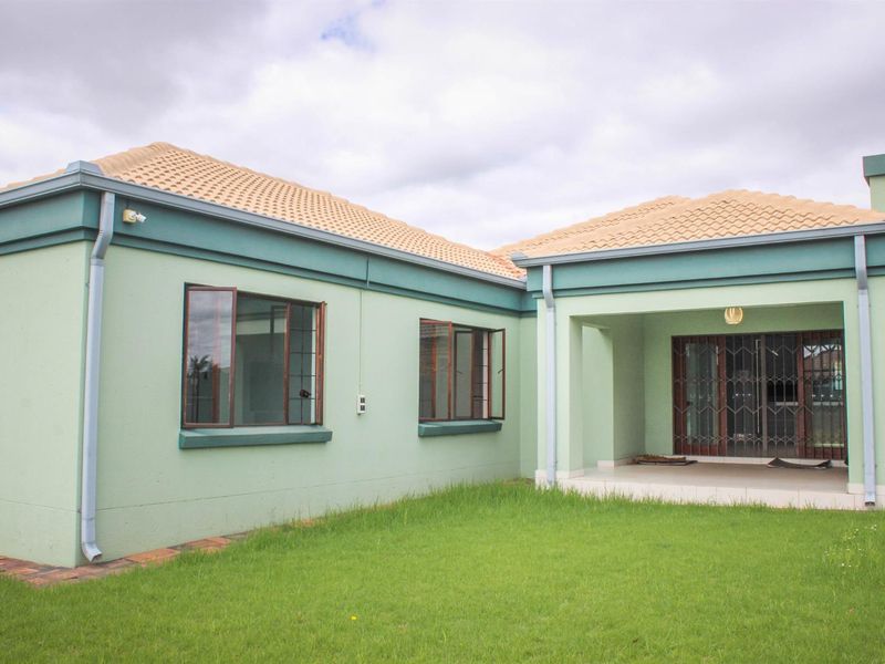 Modern Elegance Meets Ultimate Comfort - Exquisite 3-Bedroom Home in a Prime Location - Photo 2
