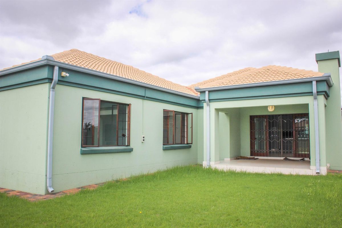 Modern Elegance Meets Ultimate Comfort - Exquisite 3-Bedroom Home in a Prime Location - Photo 2