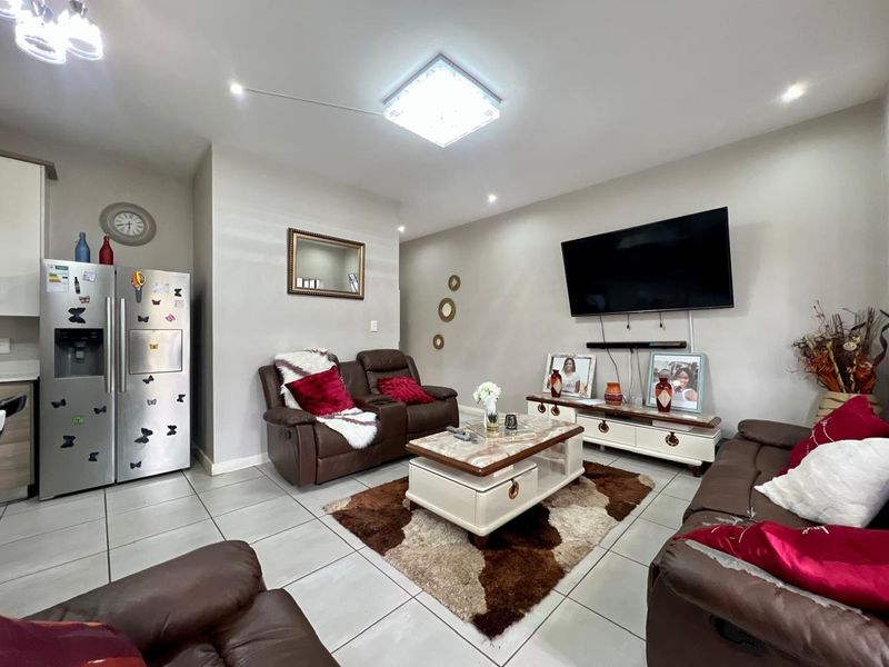 Townhouse For Sale in Equestria Pretoria Gauteng - Photo 8