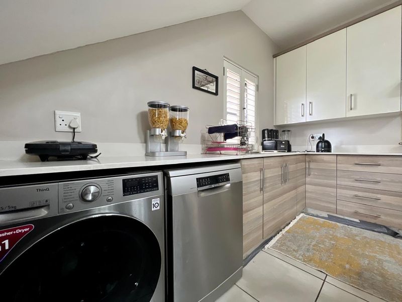 Townhouse For Sale in Equestria Pretoria Gauteng - Photo 10