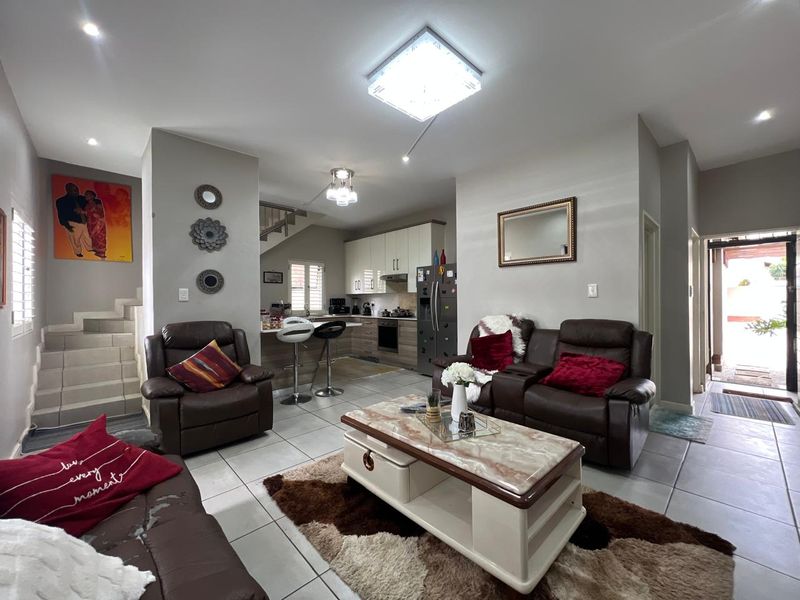 Townhouse For Sale in Equestria Pretoria Gauteng - Photo 7