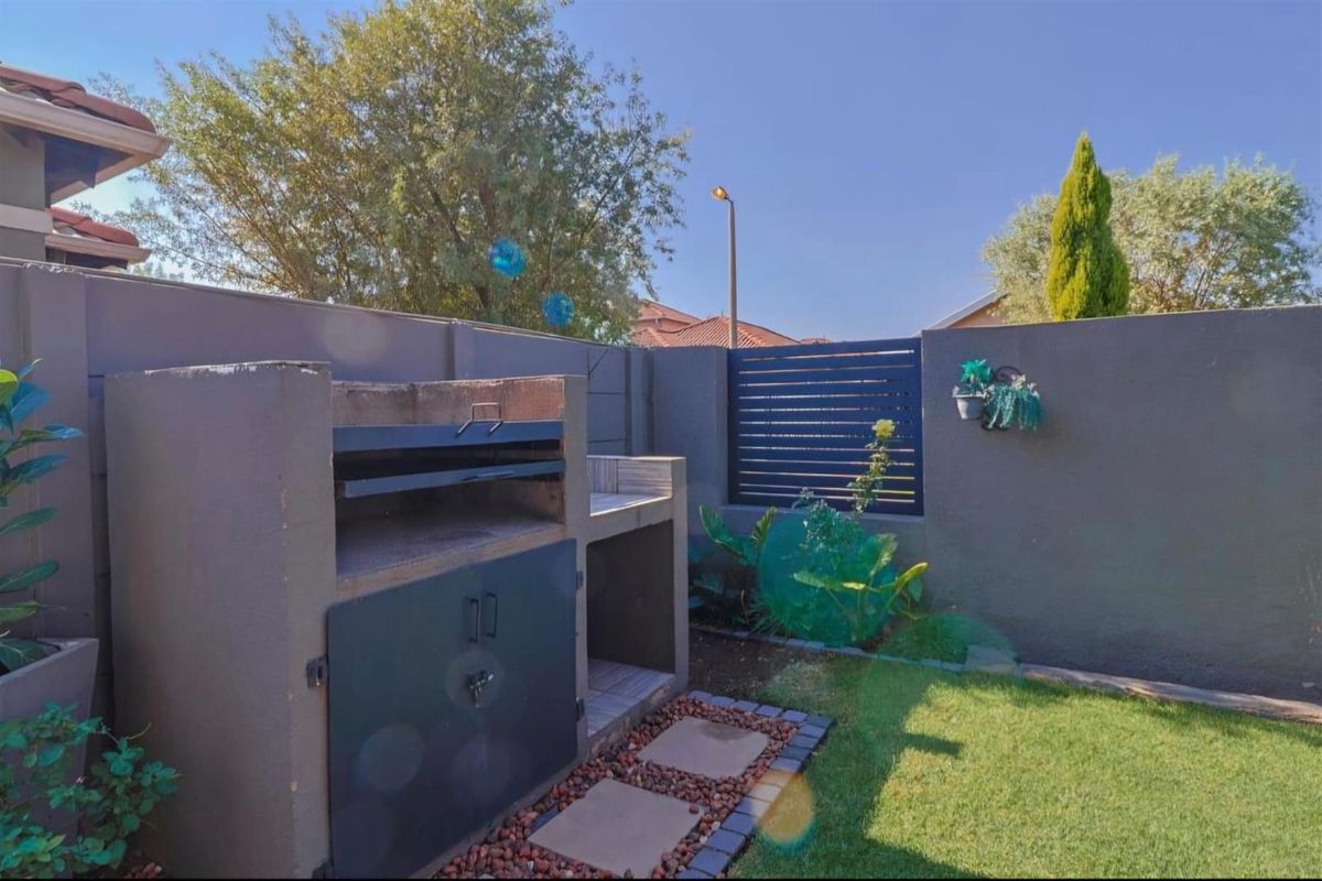 Modern 4-Bedroom Family Home in Leopards Rest Security Estate - Photo 3