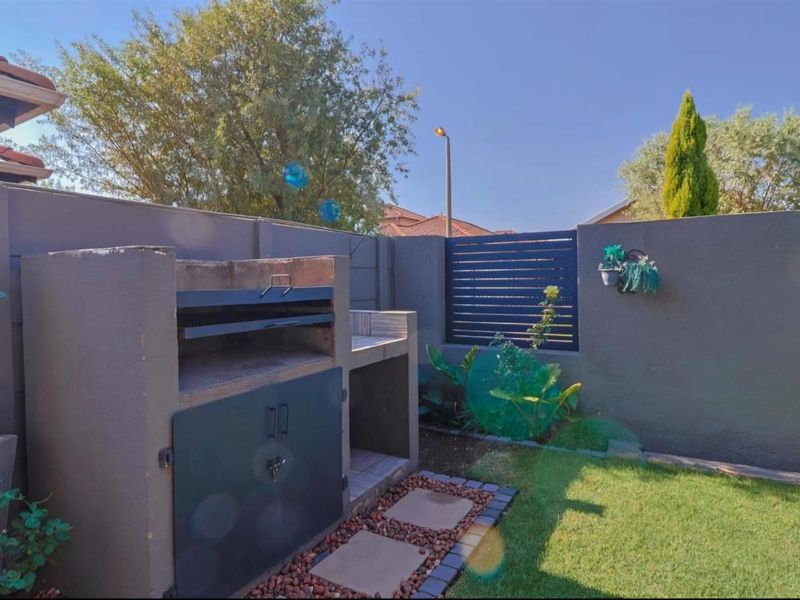 Modern 4-Bedroom Family Home in Leopards Rest Security Estate - Photo 3