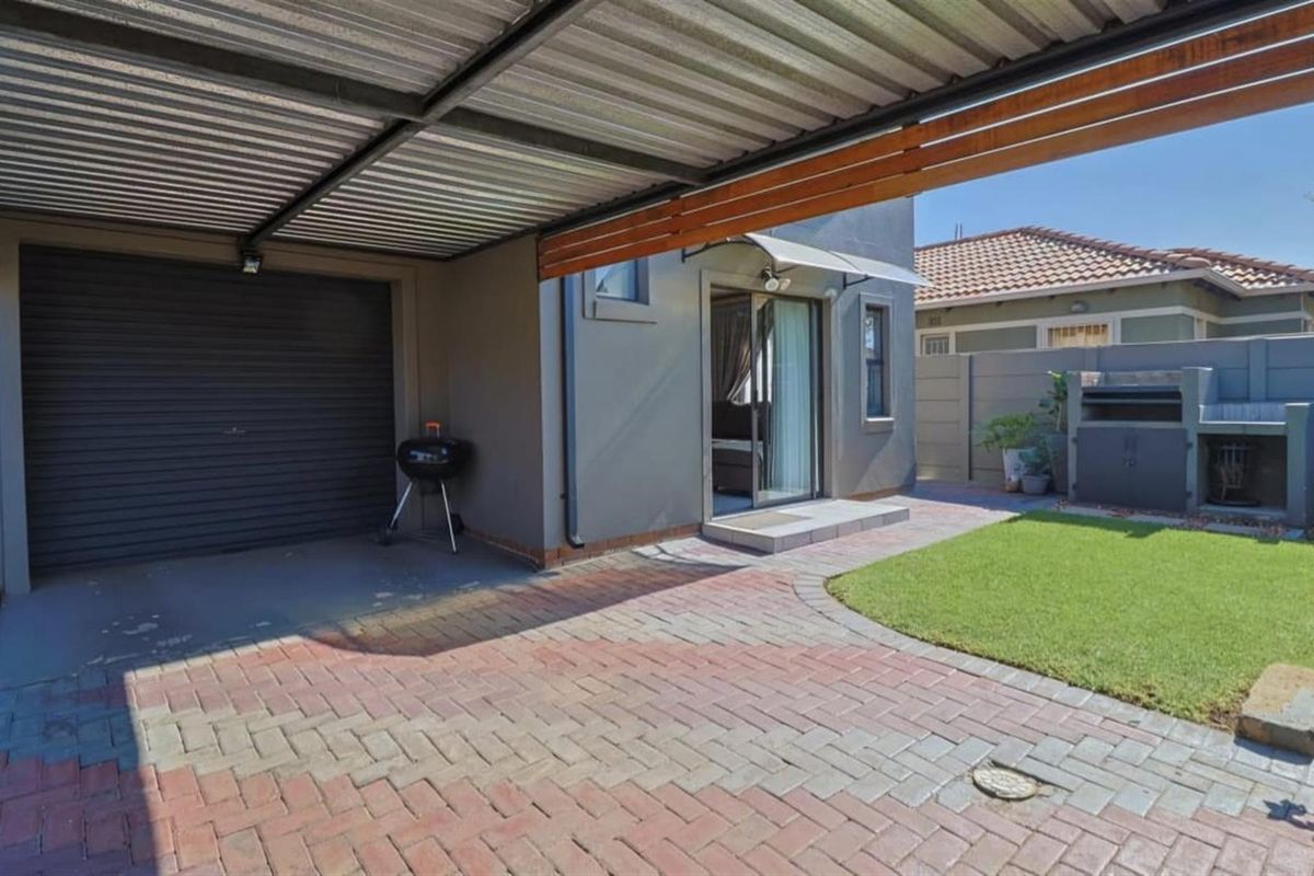 Modern 4-Bedroom Family Home in Leopards Rest Security Estate - Photo 2