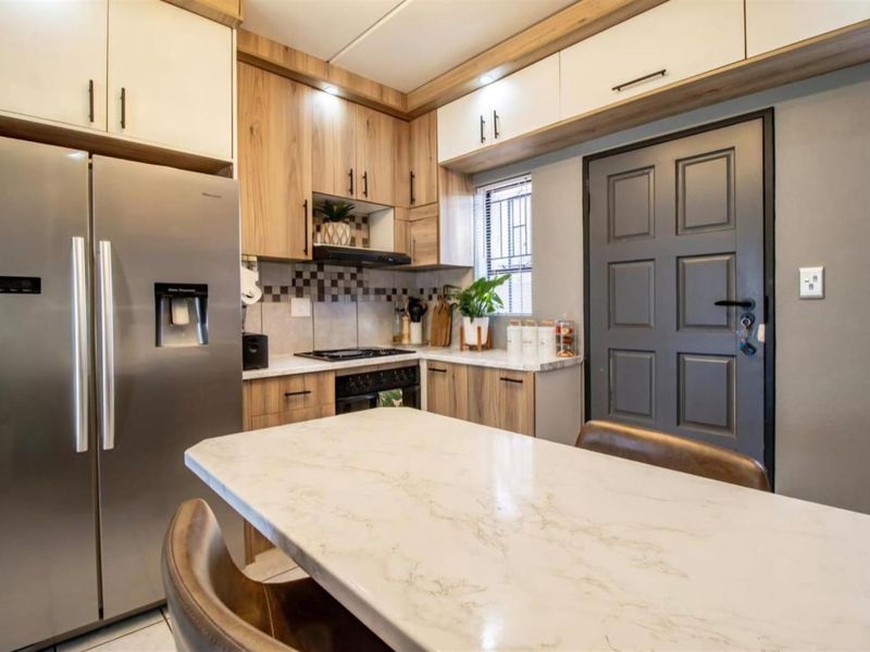 Modern 4-Bedroom Family Home in Leopards Rest Security Estate - Photo 10