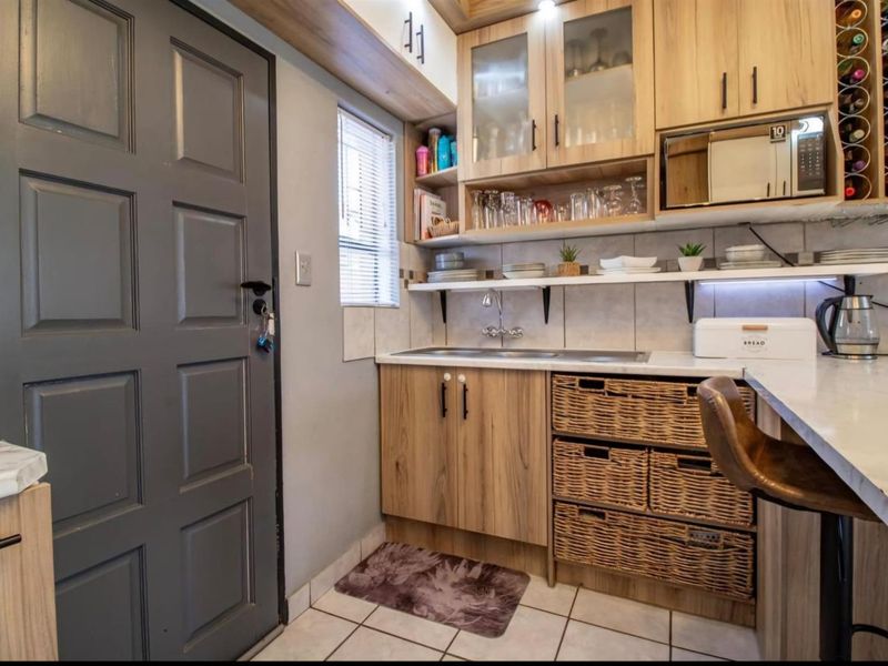 Modern 4-Bedroom Family Home in Leopards Rest Security Estate - Photo 9