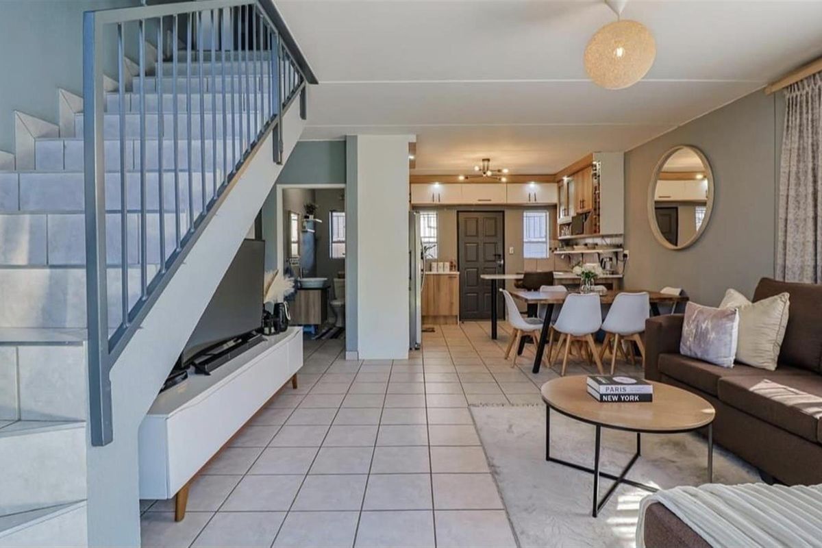 Modern 4-Bedroom Family Home in Leopards Rest Security Estate - Photo 5