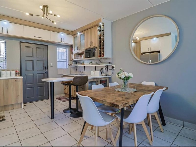 Modern 4-Bedroom Family Home in Leopards Rest Security Estate - Photo 4