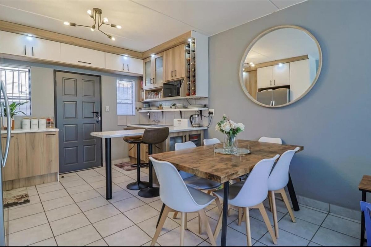 Modern 4-Bedroom Family Home in Leopards Rest Security Estate - Photo 4