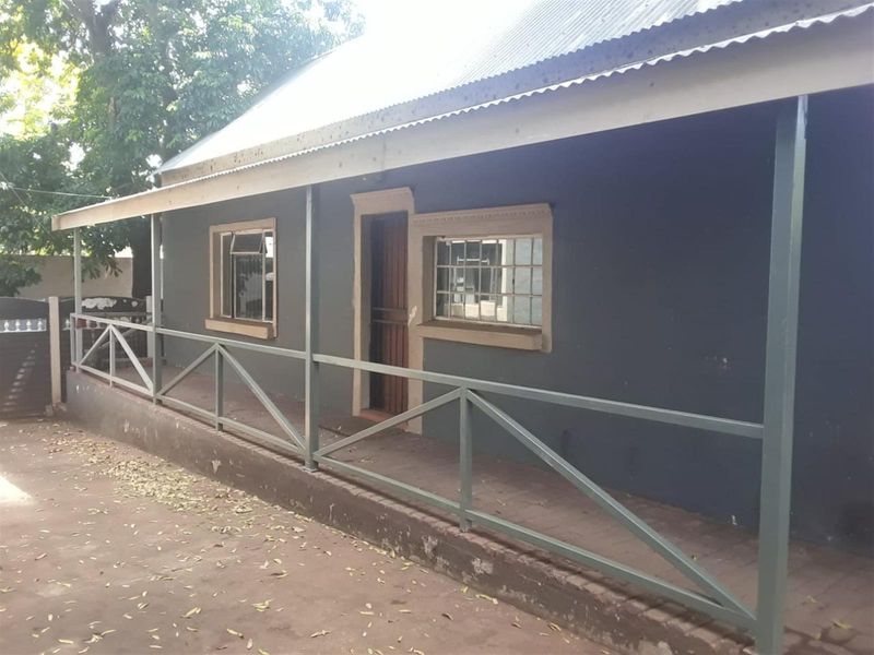 Versatile Commercial Property with Lodge, Offices and Retail Space on Main Road in Komatipoort - Photo 8