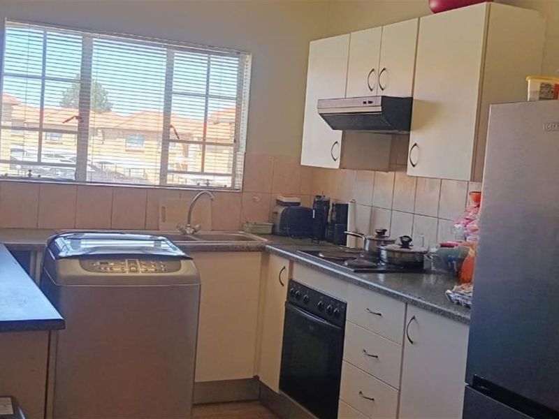 Townhouse For Sale in SW 5, Vanderbijlpark SW - Photo 2