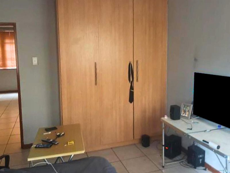 Apartment For Sale in Marshalltown Johannesburg - Photo 6