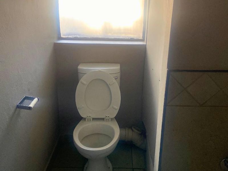 Charming Bachelor Apartment For Sale in Johannesburg Central - Photo 10