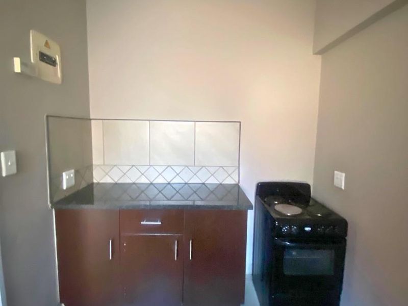 Charming Bachelor Apartment For Sale in Johannesburg Central - Photo 7