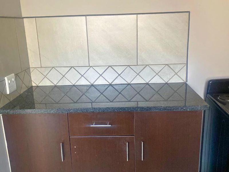 Charming Bachelor Apartment For Sale in Johannesburg Central - Photo 6