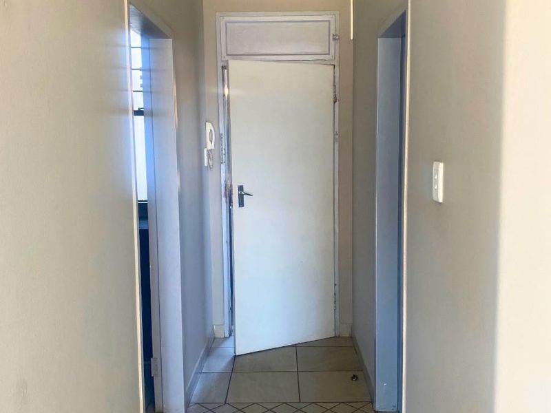 Charming Bachelor Apartment For Sale in Johannesburg Central - Photo 2