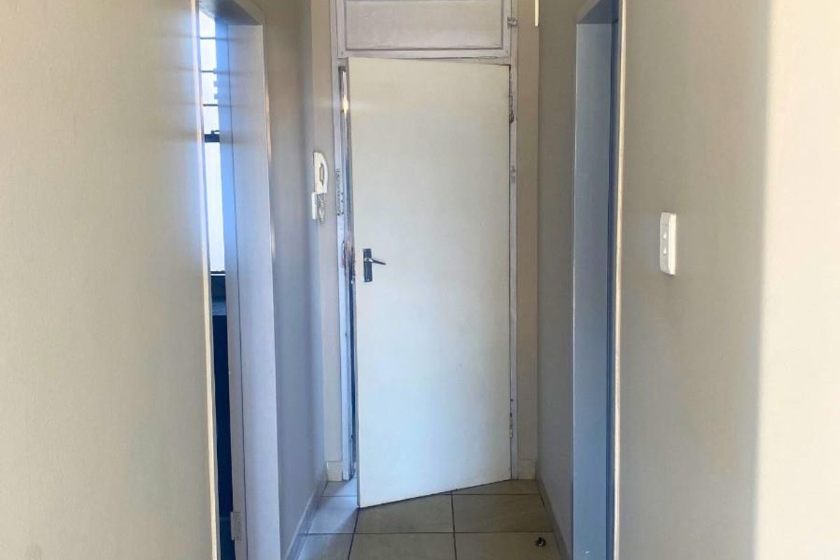 Charming Bachelor Apartment For Sale in Johannesburg Central - Photo 2