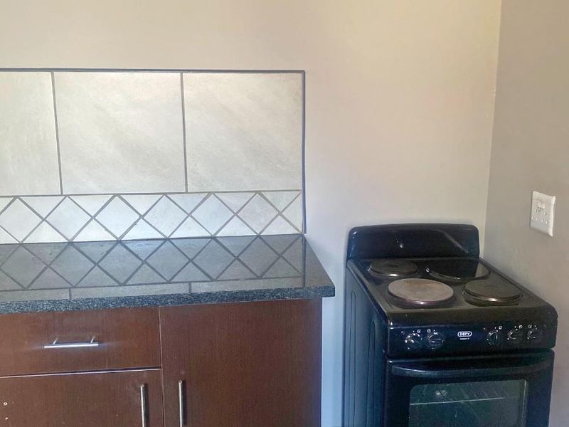 Charming Bachelor Apartment For Sale in Johannesburg Central - Photo 5