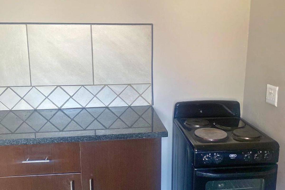 Charming Bachelor Apartment For Sale in Johannesburg Central - Photo 5