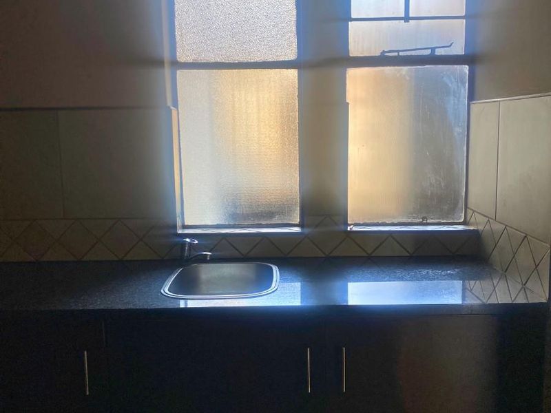 Charming Bachelor Apartment For Sale in Johannesburg Central - Photo 4