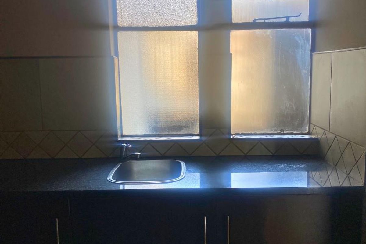 Charming Bachelor Apartment For Sale in Johannesburg Central - Photo 4