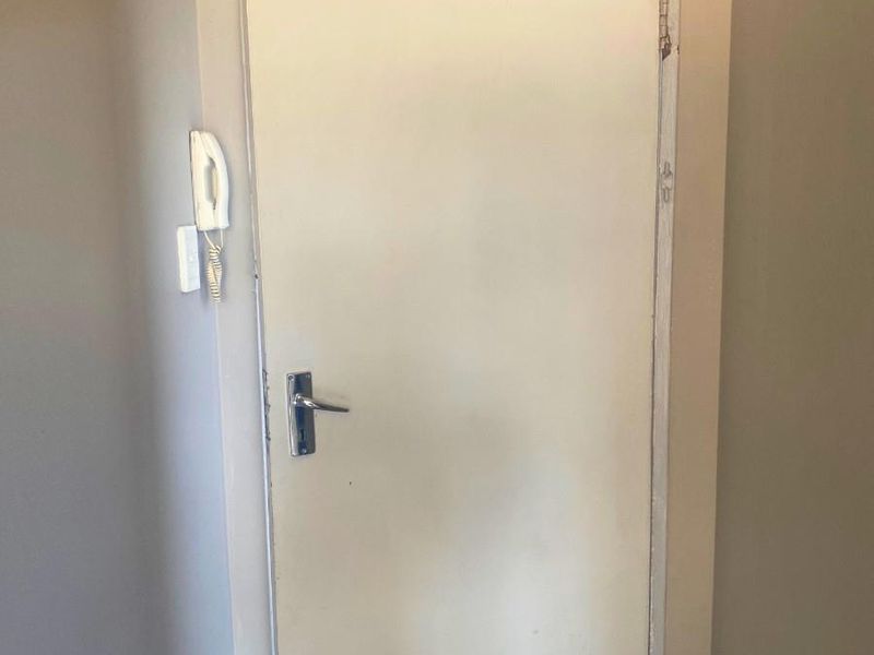 Charming Bachelor Apartment For Sale in Johannesburg Central - Photo 3