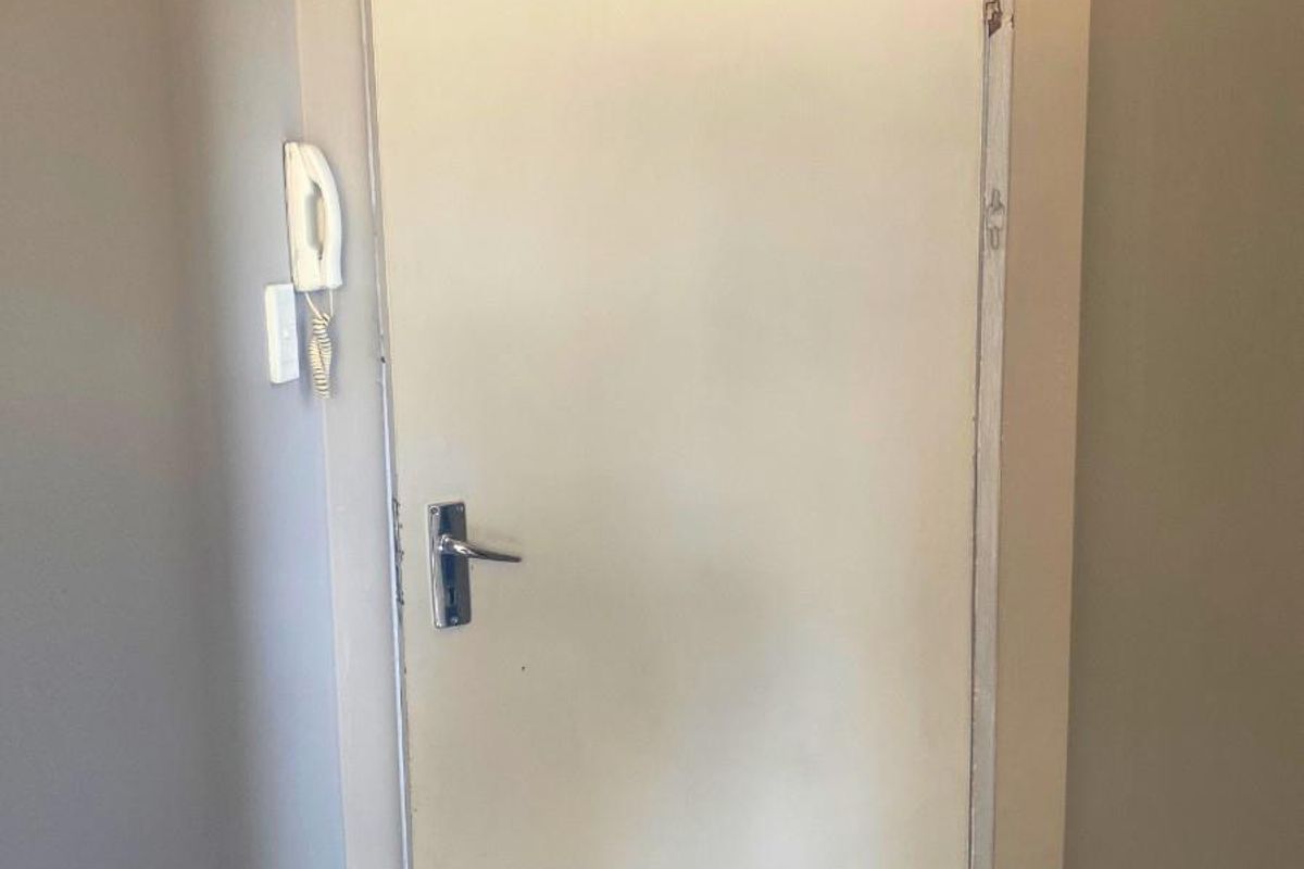 Charming Bachelor Apartment For Sale in Johannesburg Central - Photo 3