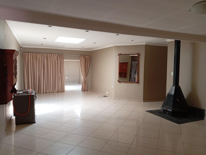 Elegant 4-Bedroom Home with Income-Generating Flat in Sought after Ext 14, Bethal - Photo 6