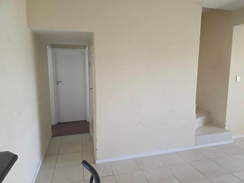 3-Bedroom Townhouse in Beacon Bay Featuring 2 Bathrooms, a Balcony and Comfortable Living - Photo 7