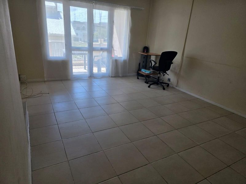 3-Bedroom Townhouse in Beacon Bay Featuring 2 Bathrooms, a Balcony and Comfortable Living - Photo 6