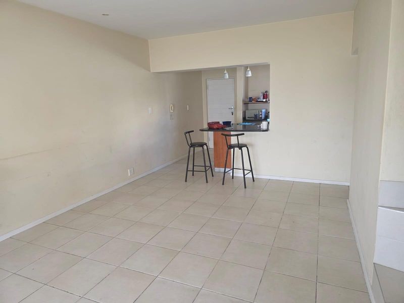 3-Bedroom Townhouse in Beacon Bay Featuring 2 Bathrooms, a Balcony and Comfortable Living - Photo 4