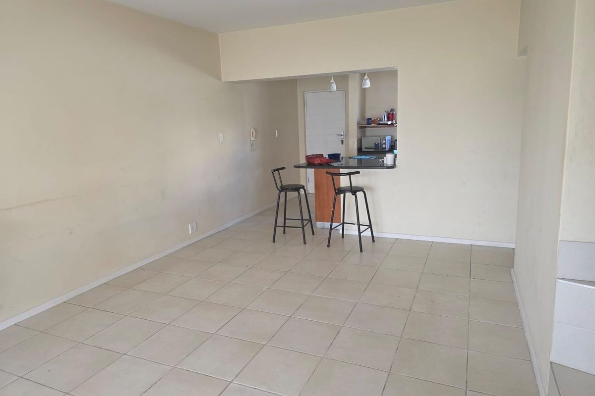 3-Bedroom Townhouse in Beacon Bay Featuring 2 Bathrooms, a Balcony and Comfortable Living - Photo 4